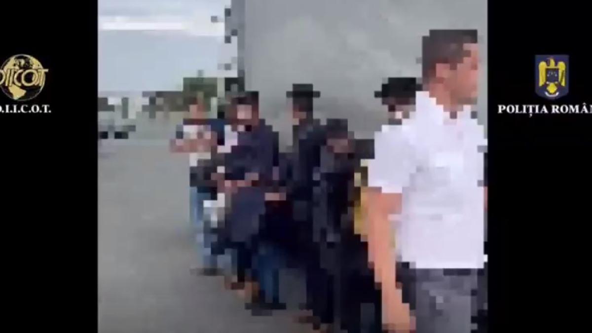 migranti--gasiti-ascunsi-in-custi--sub-podeaua-unui-camion--ar-fi-platit-3000-de-euro-pentru-a-ajunge-in-austria
