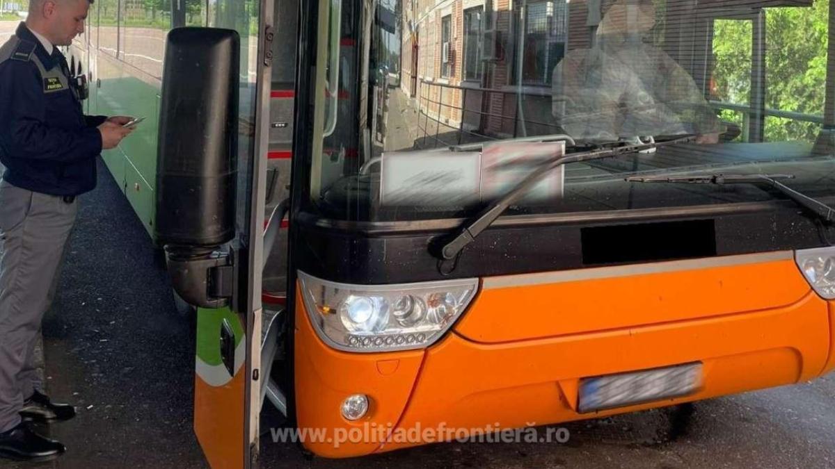 autocar-sosit-din-turcia--verificat-la-frontiera--doi-pasageri-romani--dati-jos-cu-tot-cu-bagaje-si-luati-la-intrebari