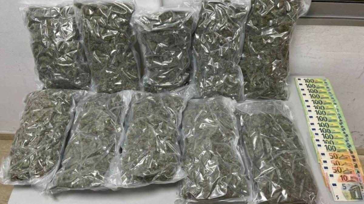 spania--un-rucsac-plin-cu-droguri-si-1-450-de-euro-cash--gasit-de-garda-civila--un-roman-este-cercetat