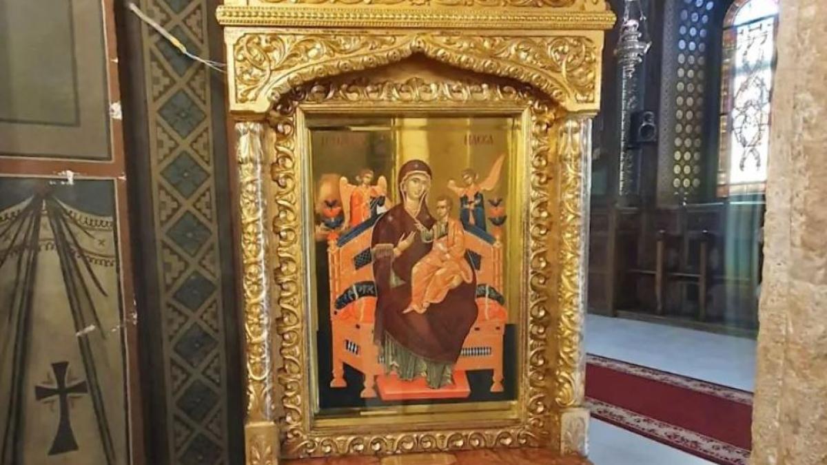 o-familie-de-romani-din-italia-a-donat-catedralei-patriarhale-o-copie-a-icoanei-maicii-domnului-pantanassa