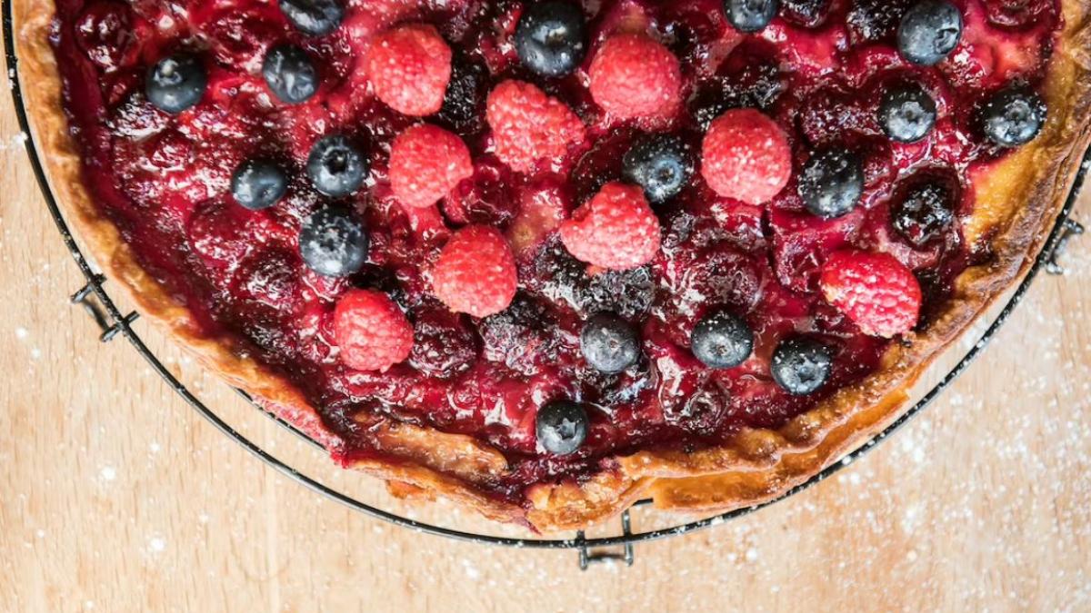 cel-mai-rapid-desert--chec-cu-fructe-de-padure--in-cuptorul-cu-microunde