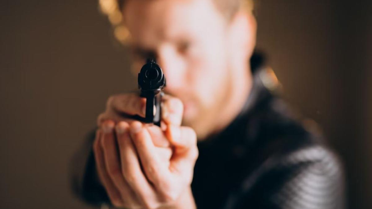 italia--dupa-20-de-ani-de-casatorie--un-roman-a-incercat-sa-ti-impuste-sotia-sa--a-scos-un-pistol-si-a-tras-de-mai-multe-ori