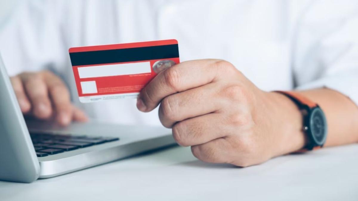 doi-romani-au-furat-un-card-bancar-si-au-mers-la-cumparaturi--prejudiciu-de-peste-24-000-de-lei