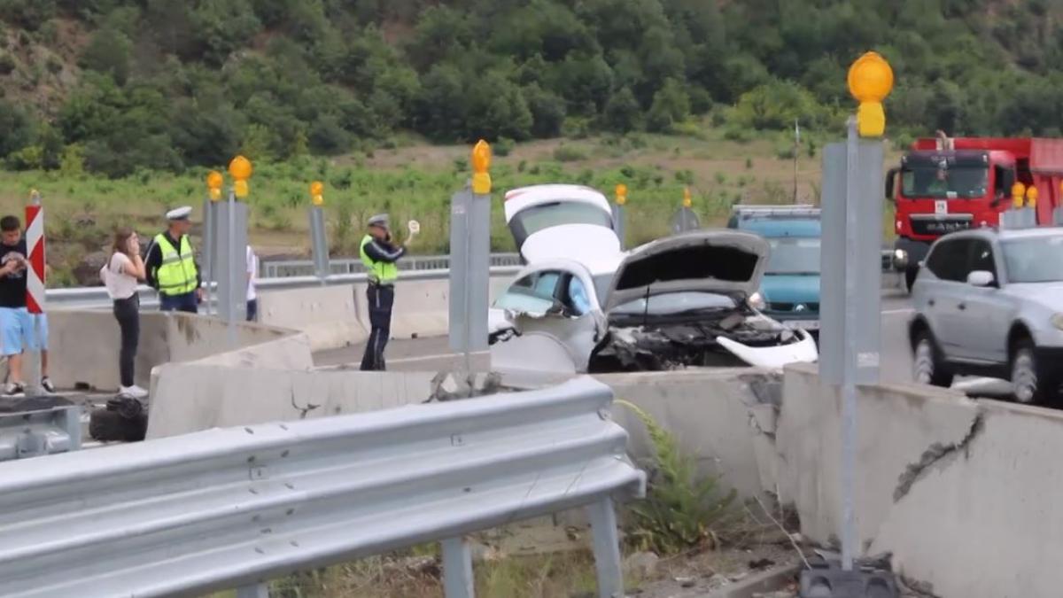 bulgaria--un-roman-si-a-facut-praf-mercedesul--dupa-ce-intrat-intr-un-parapet-de-beton