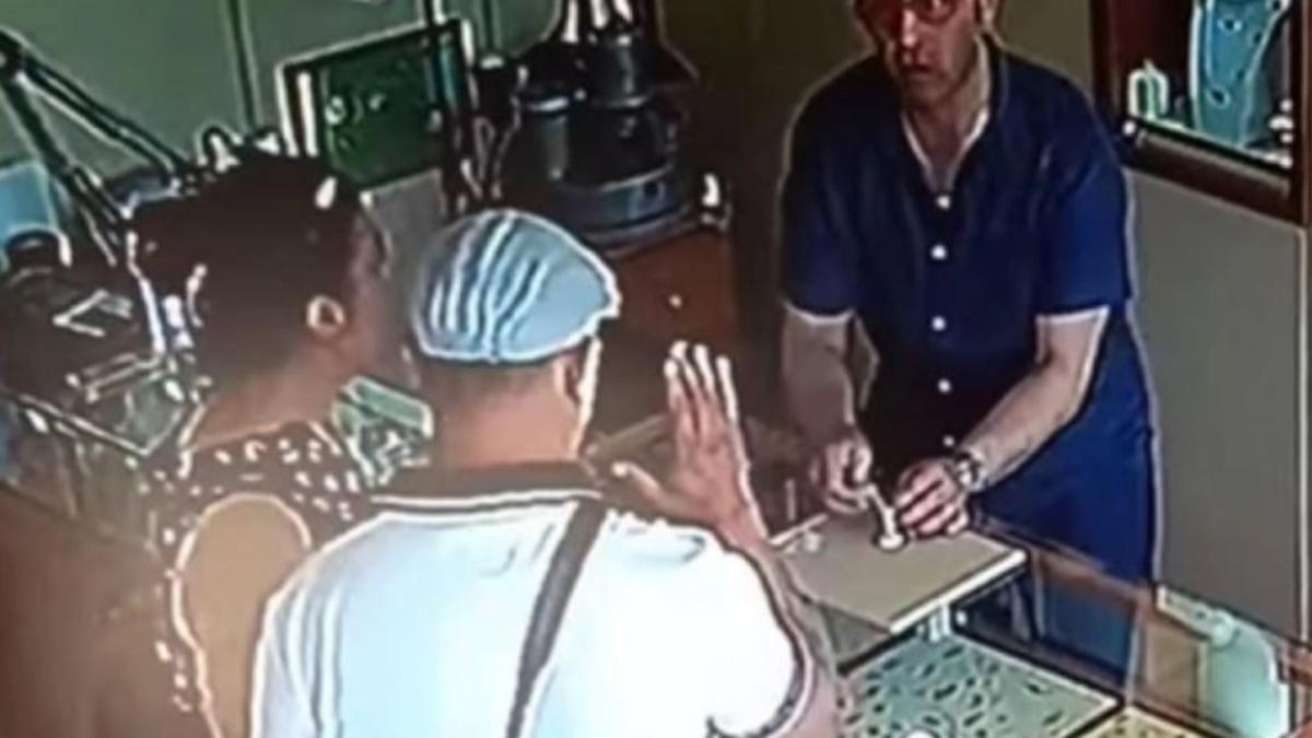 romanul-care-a-furat-o-bratara-dintr-un-magazin-de-bijuterii-din-grecia-a-inceput-sa-planga-in-fata-judecatorului--am-luat-o-pentru-sotie