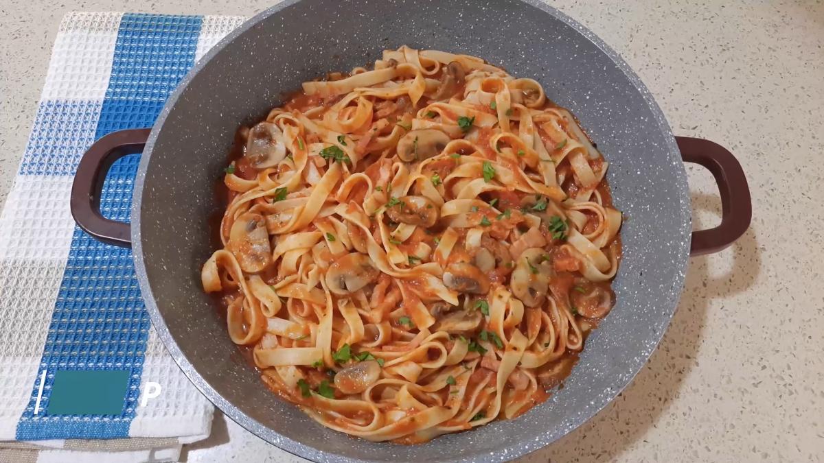 paste-cu-pui-si-sos-rosu