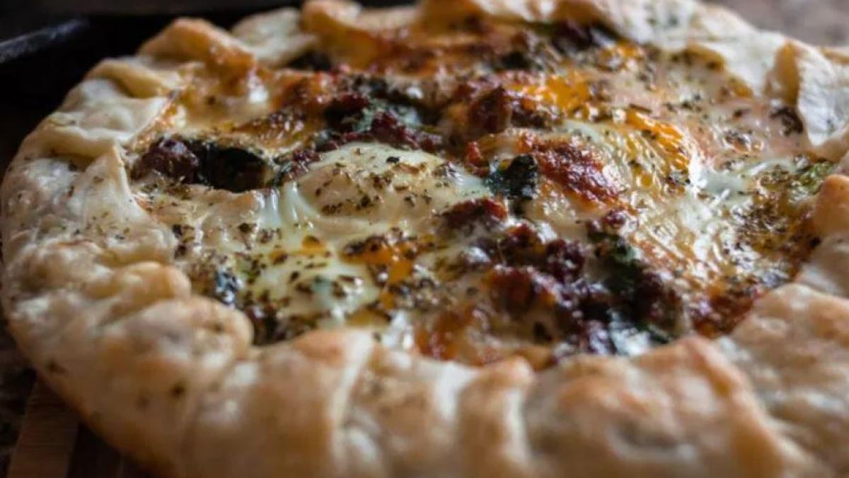 este-placinta-savuroasa-a-momentului--descopera-reteta-rapida-si-toata-familia-va-fi-fericita