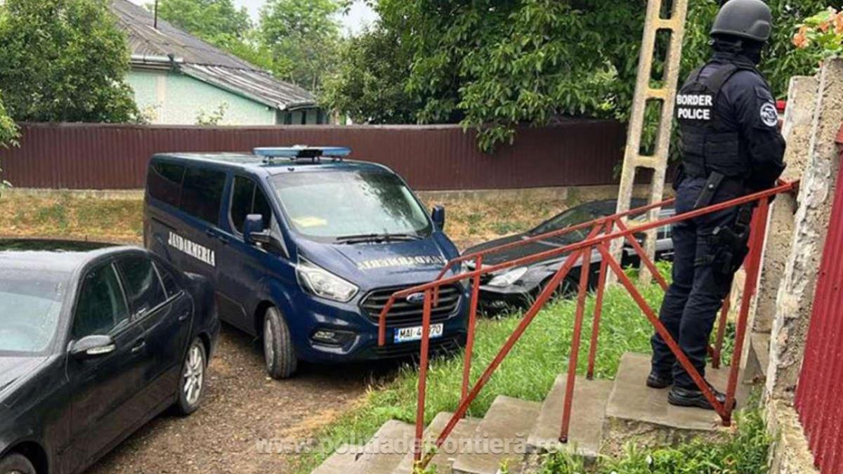 sapte-romani-s-au-trezit-cu-mascatii-la-usa--politistii-au-dat-peste-o-adevarata-comoara-in-casele-perchezitionate