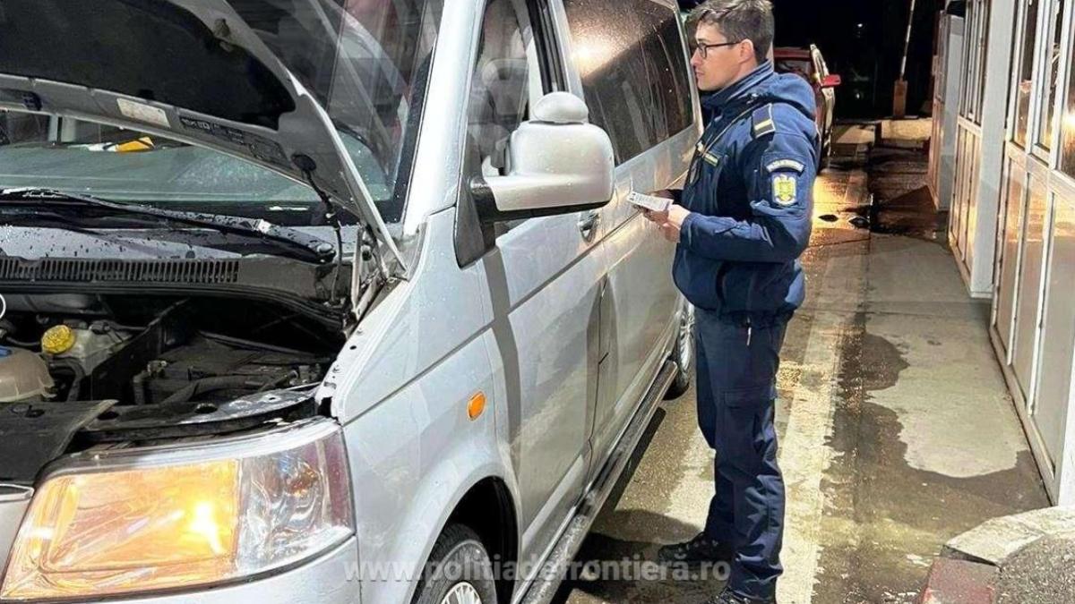microbuz--burdusit-cu-marfa-de-un-milion-de-lei--oprit-la-intrarea-in-tara--soferul--luat-la-intrebari-de-politisti