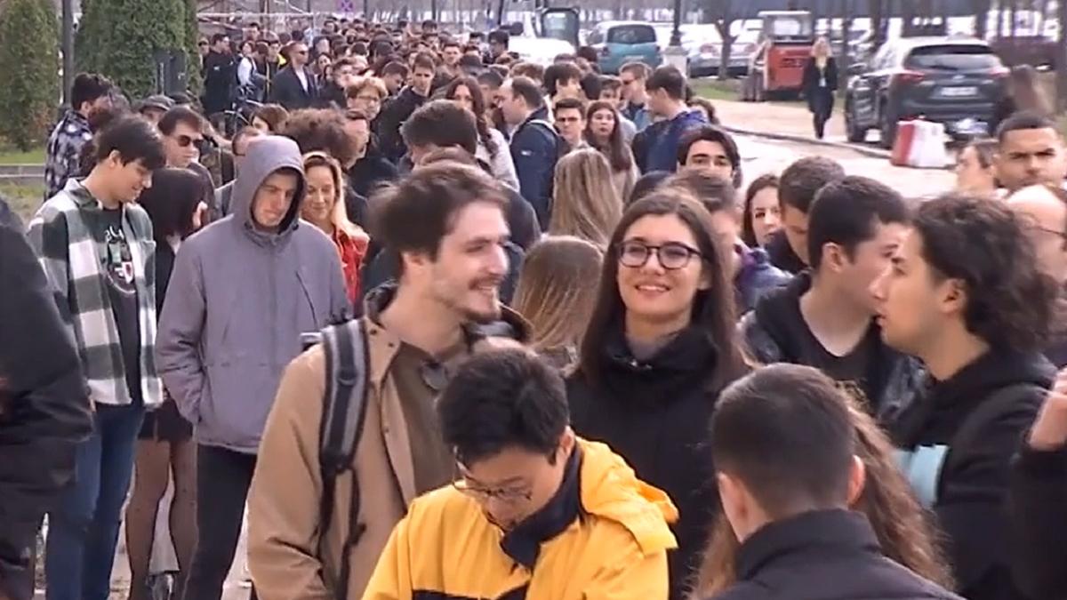 mii-de-romani--la-coada-sa-se-angajeze-pe-salarii-care-ajung-si-la-10-000-de-lei-peste-3-000-de-persoane-au-participat-la-un-targ-de-joburi