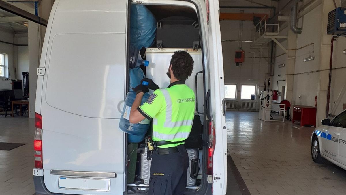 celnici-zabavili-nelegalni-cigarety-4