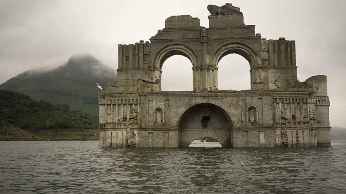 o-biserica-veche-de-400-ani-a-iesit-de-sub-ape-in-mexic