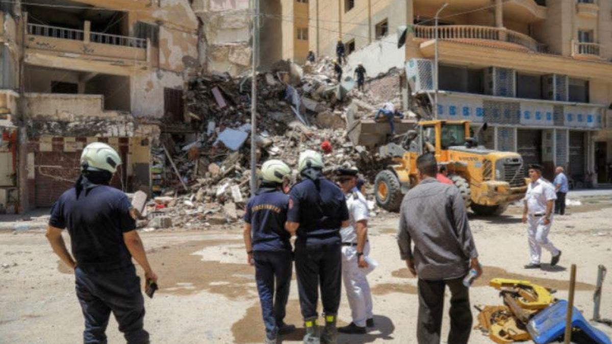 o-cladire-de-13-etaje-s-a-prabusit-in-egipt--salvatorii-cauta-supravietuitori