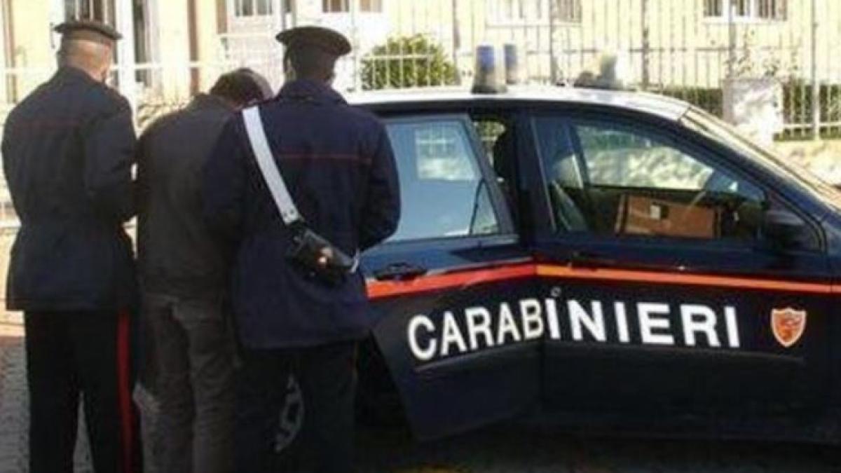 italia--casa-unui-roman--perchezitionata--carabinierii-au-dat-peste-5-kilograme-de-droguri