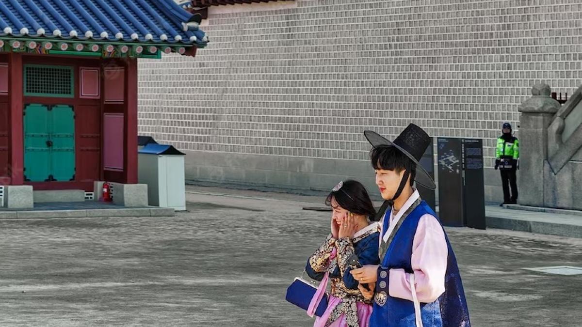 seoul-south-korea-march-11-2016-young-people-traditional-korean-costumes-gyeongbokgung-palace-seoul-south-korea_250132-27270