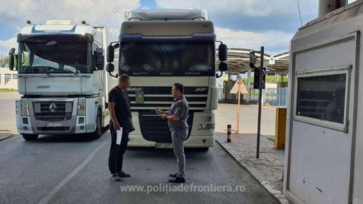 un-tir-care-transporta-ambalaje-nu-a-fost-lasat-sa-iasa-din-tara