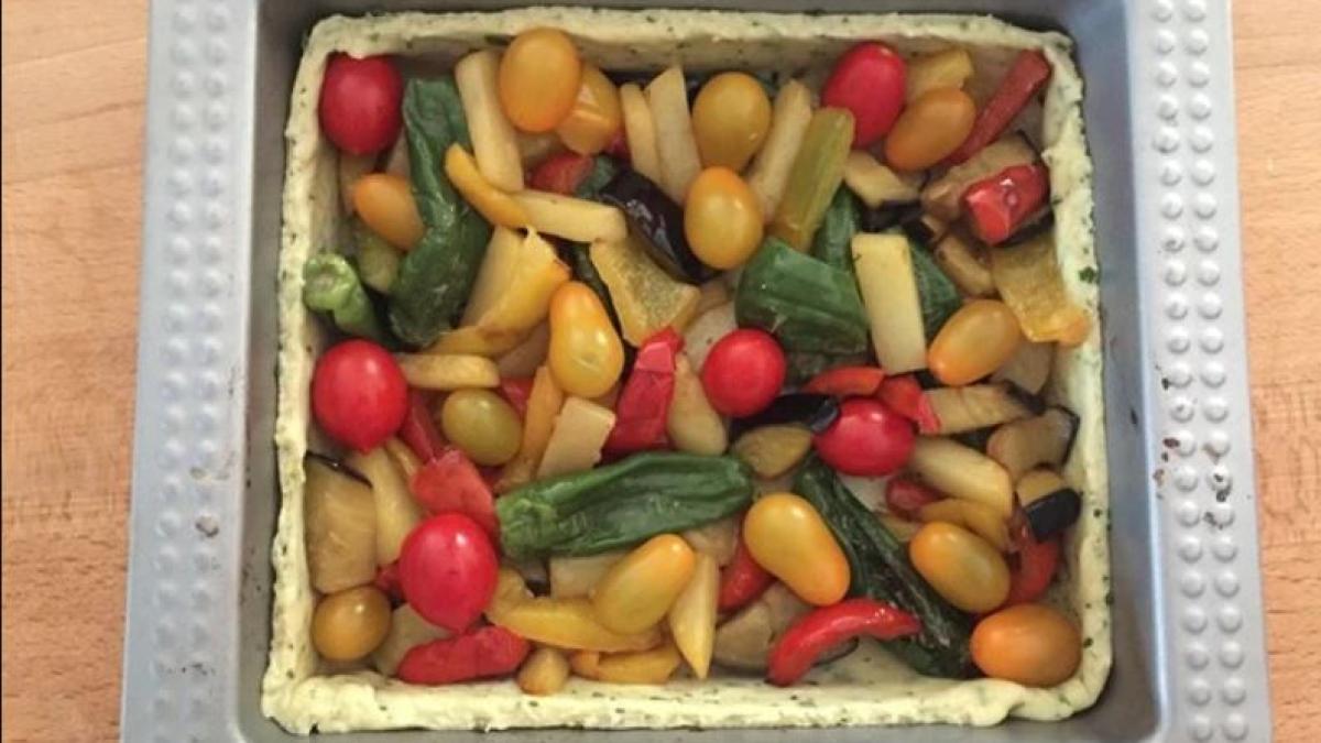 tarta-savuroasa-cu-amestec-de-legume--o-mancare-delicioasa-pentru-un-pranz-cu-prietenii