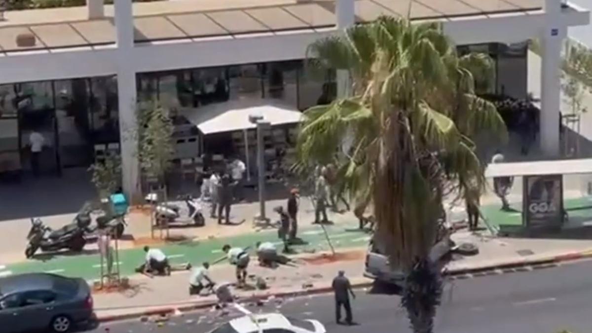 un-sofer-a-intrat-cu-masina-intr-un-grup-de-oameni-in-tel-aviv--apoi-i-a-atacat-cu-cutitul--sapte--victime