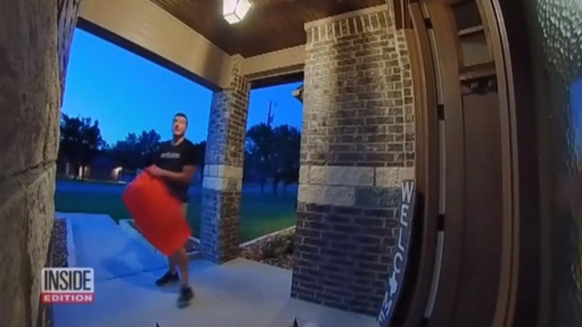 clienta--injurata-de-un-livrator-de-pizza--din-cauza-bacsisului-primit---ai-o-casa-prea-frumoasa-pentru-cinci-dolari