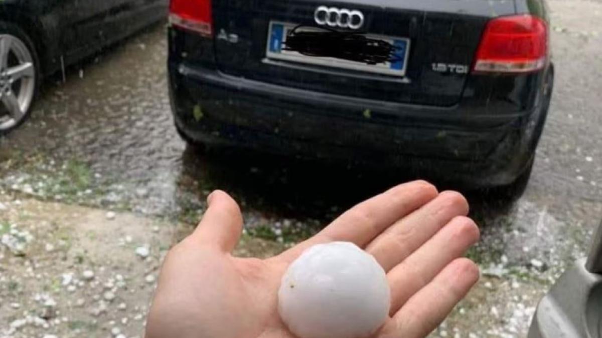 localitate-din-italia--devastata-de-o-furtuna-violenta--grindina--mare-cat-un-pumn--a-distrus-zeci-de-automobile