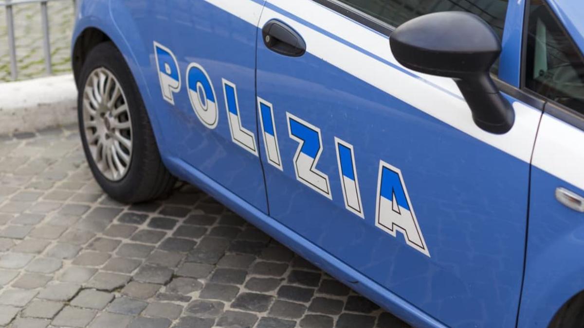 italia--oprit-la-control--un-roman-a-batut-doi-agenti-si-a-distrus-masina-de-politie