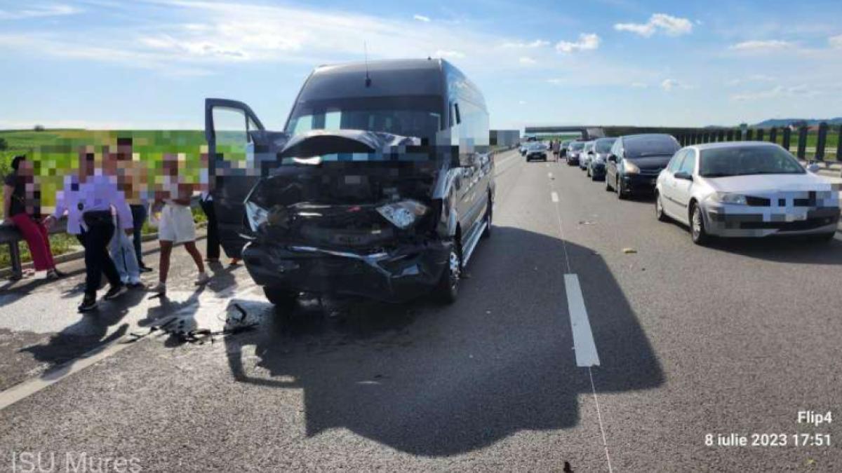 accident-microbuz-romani