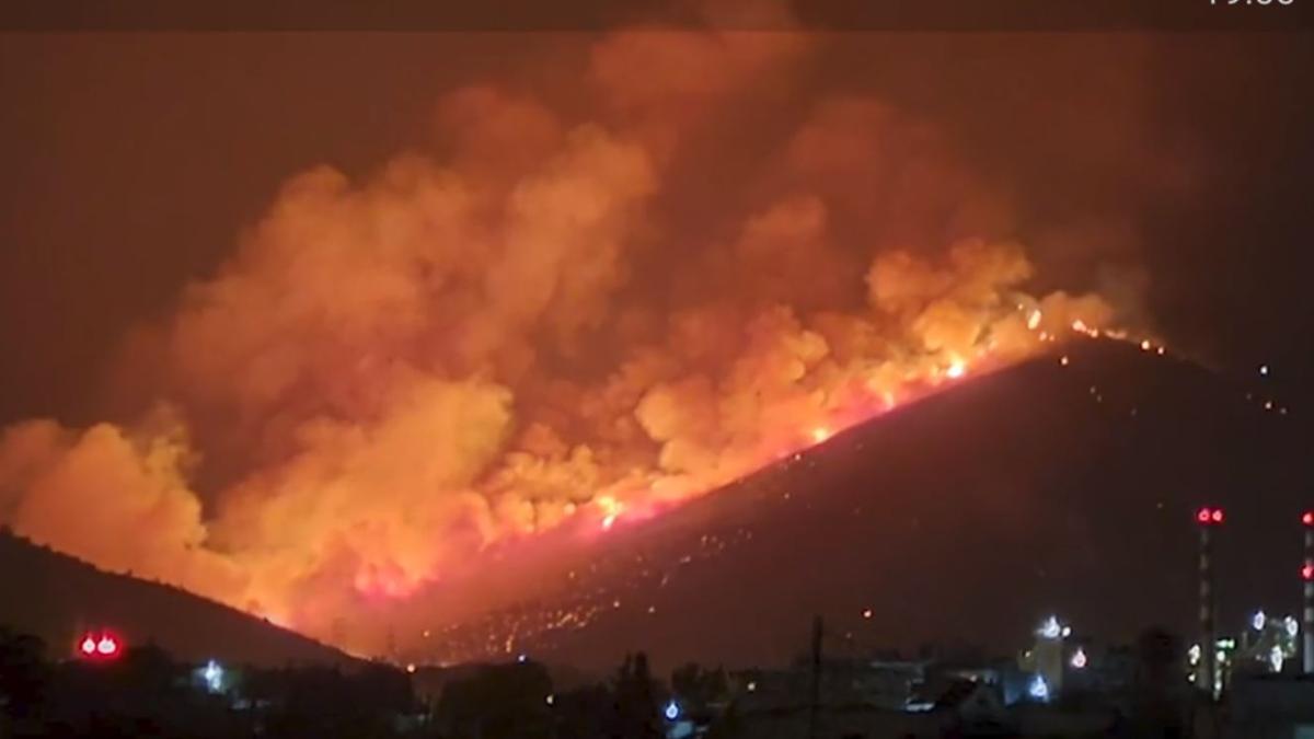 o-insula-greceasca--preferata-de-romani--cuprinsa-de-flacari--incendiul-a-fost-provocat-din-greseala-de-un-batran