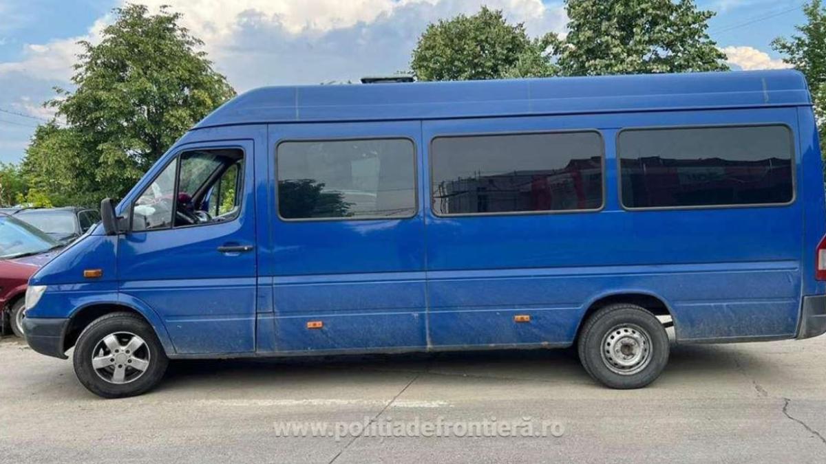 microbuz--cu-destinatia-germania--confiscat-la-iesirea-din-tara--soferul-s-a-ales-pe-loc-cu-dosar-penal