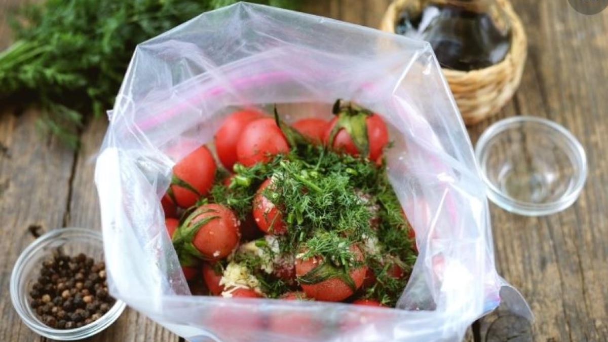 rosii-delicioase--murate-in-punga--sunt-gata-intr-o-ora-si-se-dispar-rapid-de-pe-masa