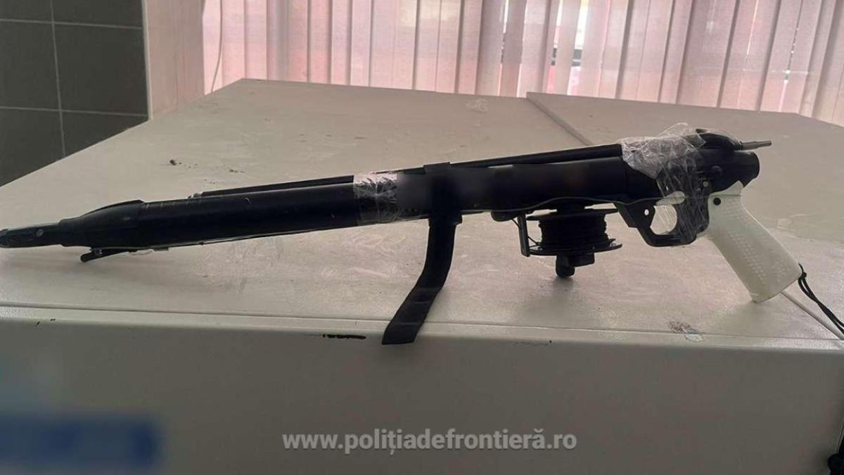 un-roman--la-volanul-unui-autoturism-de-lux--oprit-la-vama--s-a-ales-cu-dosar-penal-pentru-o-arbaleta