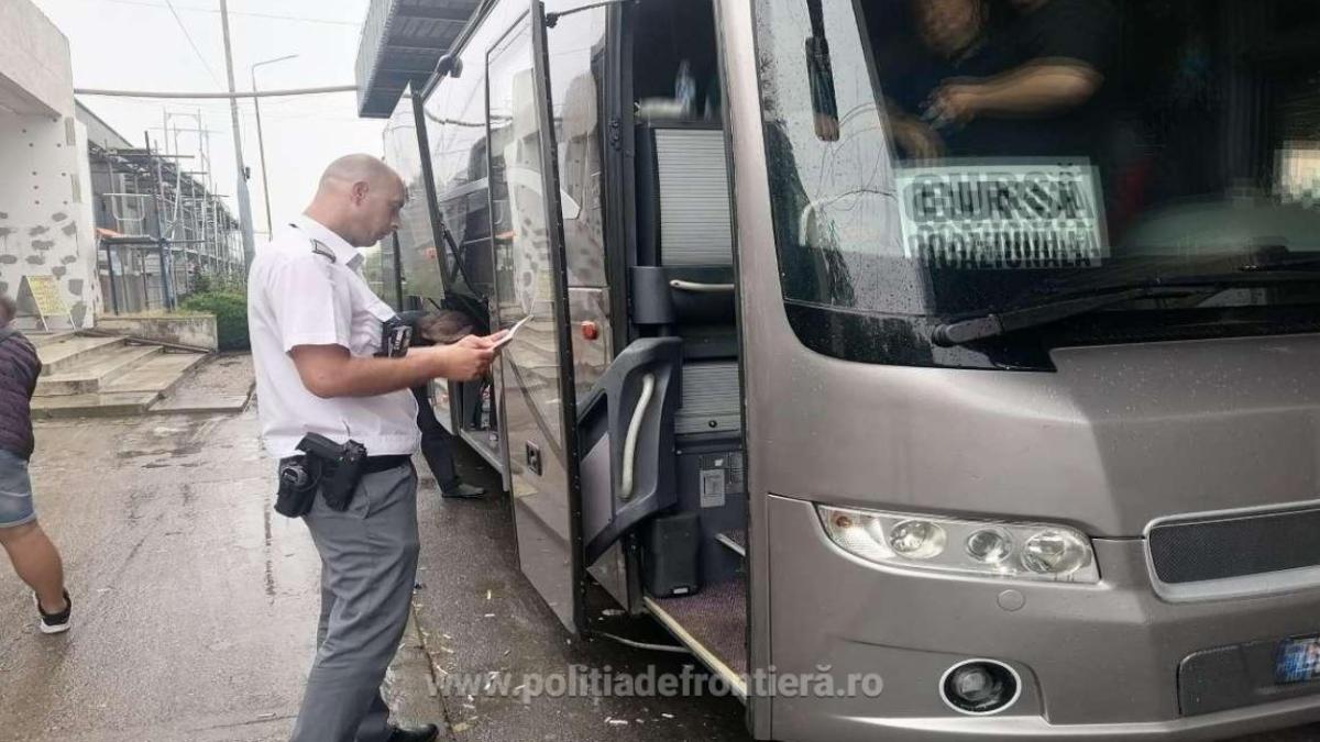 autocar--pe-ruta-sofia-bucuresti--verificat-la-intrarea-in-tara--mai-multi-pasageri-au-ramas-fara-bagaje
