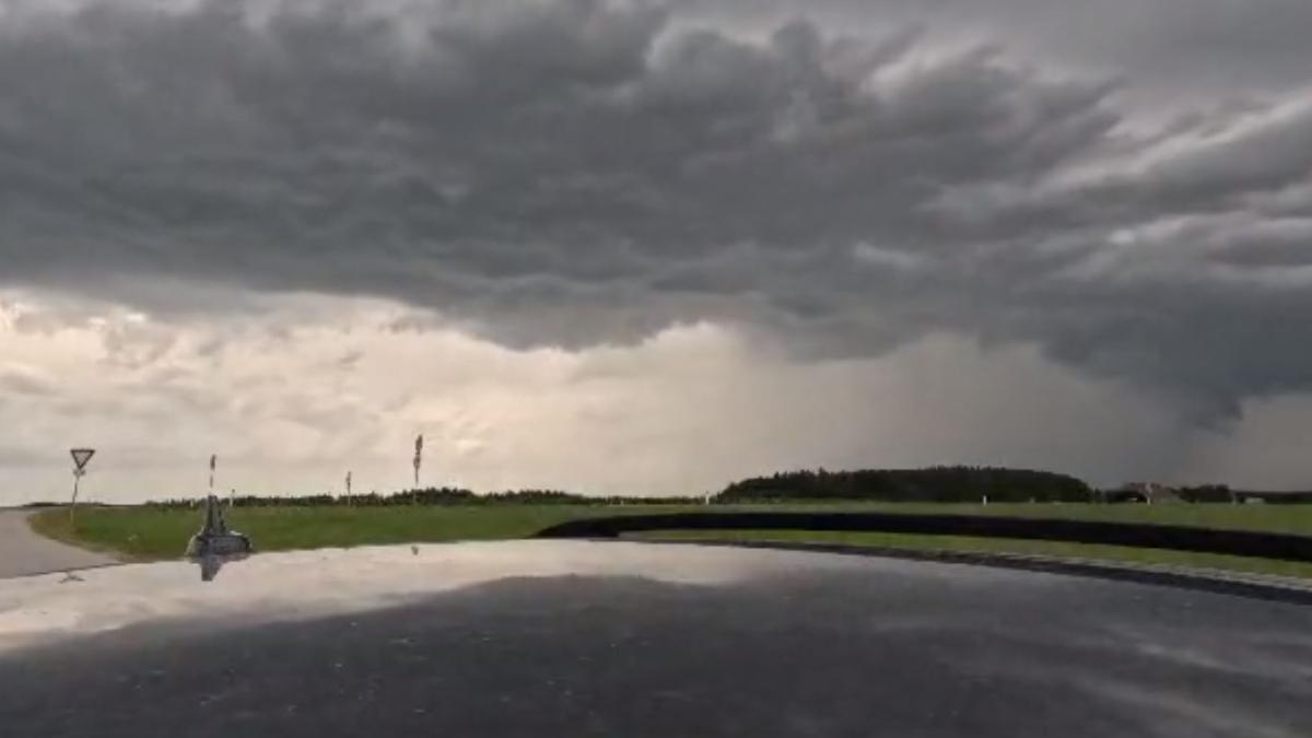 scene-apocaliptice-in-austria-si-elvetia--grindina-de-dimensiunea-unei-mingi-de-tenis-si-100-000-de-fulgere-in-doar-doua-zile