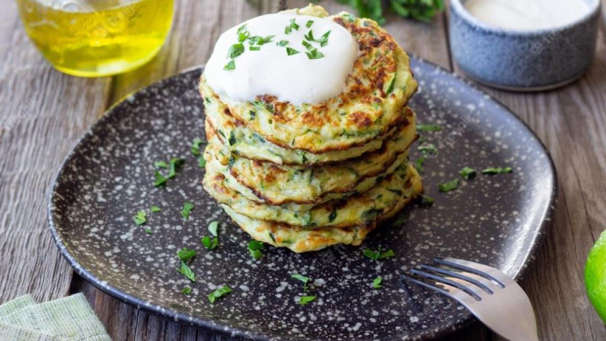 clatite-cu-ceapa-verde-si-marar-pentru-micul-dejun--se-prepara-usor--rapid-si-din-ingrediente-simple