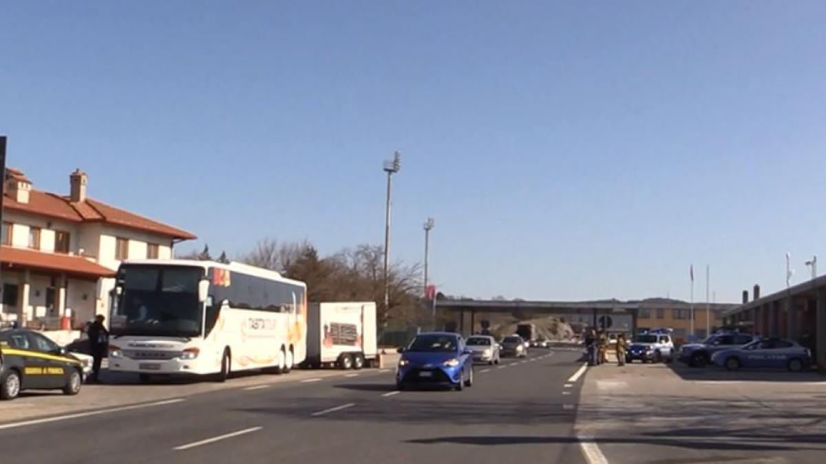 autobuz-cu-romani--oprit-pe-autostrada-in-italia--un-pasager--cautat-de-16-ani-de-politisti--dus-la-inchisoare