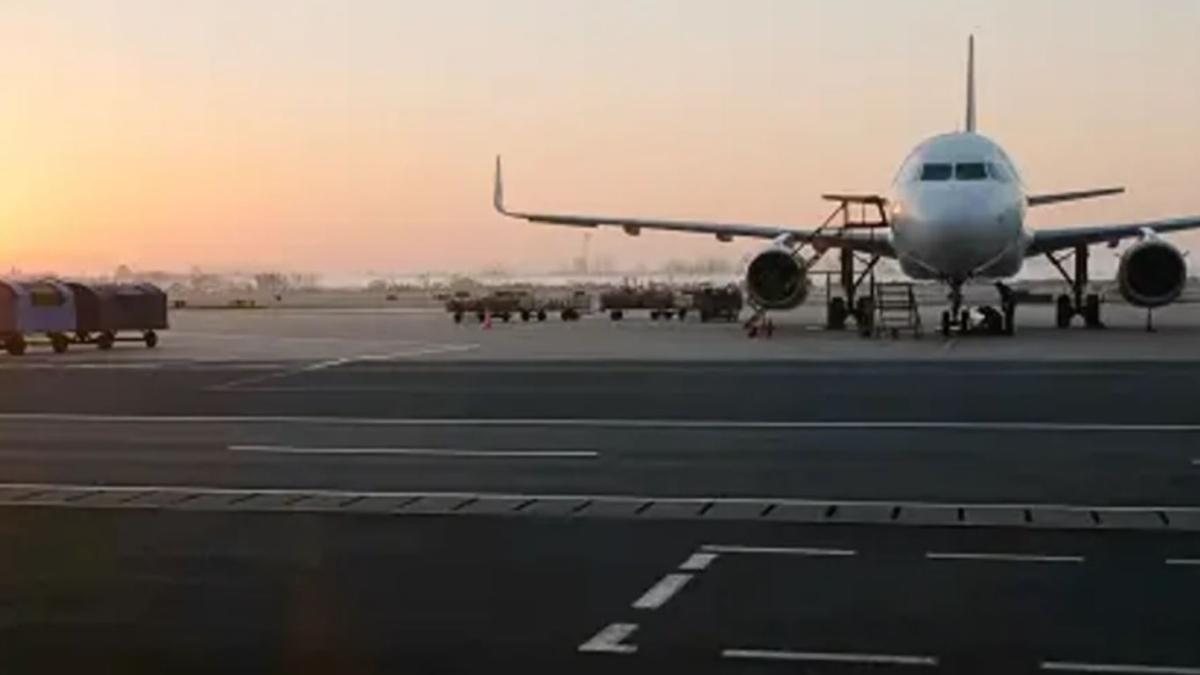 amenintare-cu-bomba-pe-aeroport--toti-pasagerii-unui-avion-au-fost-evacuati