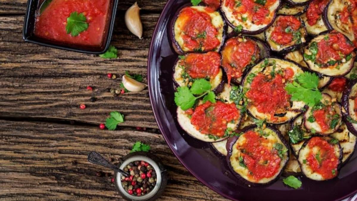 mini-pizza-pe-rondele-de-vinete--o-reteta-grozava-pentru-petreceri-sau-o-cina-cu-familia