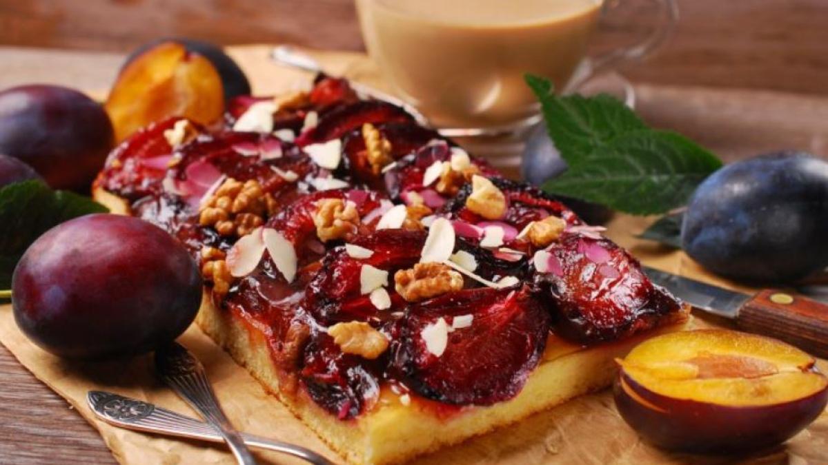 tarta-cu-prune-si-migdale--un-desert-perfect-pentru-weekend