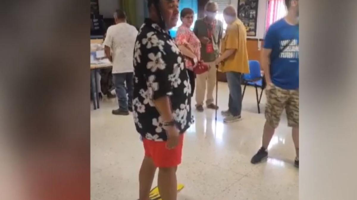 imaginea-virala-a-alegerilor-generale-din-spania--un-cetatean-a-votat-cu-o-masca-de-scufundari-si-labe-pentru-inot