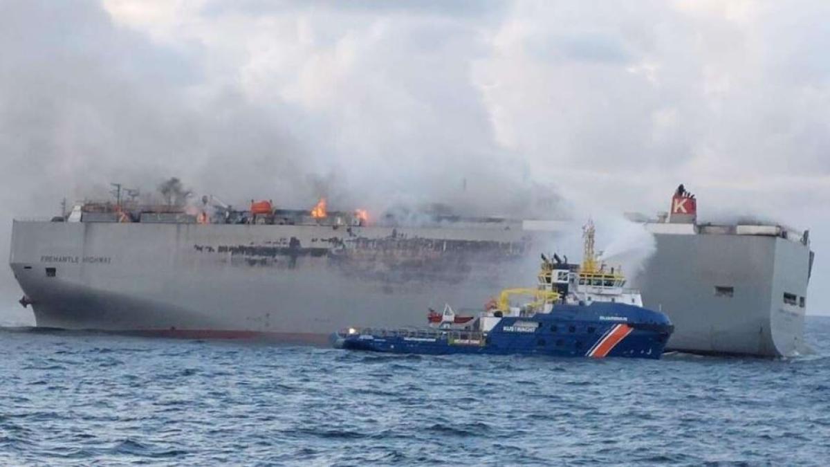 incendiu-imens-la-un-cargo-in-marea-nordului---ar-putea-insemna-un-dezastru-ecologic