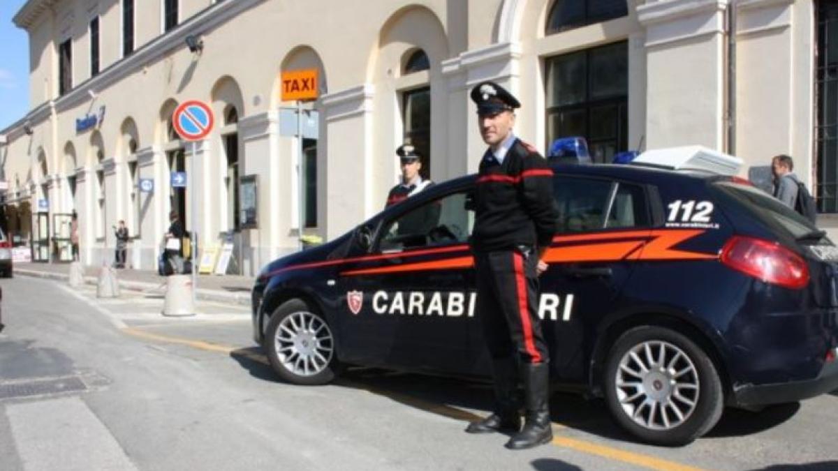 italia--doua-romance--oprite-de-carabinieri-si-luate-la-intrebari--cele-doua-figurau-in-baza-de-date-a-politiei