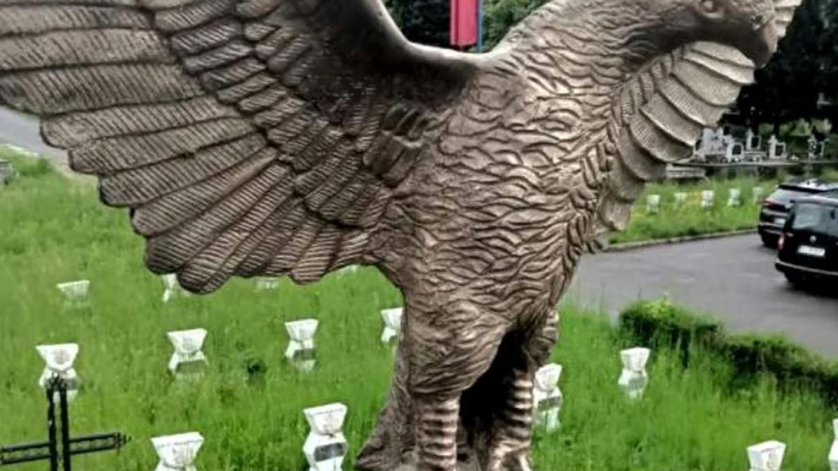 doi-barbati-au-furat-vulturul-de-bronz-de-pe-monumentul-din-cimitirul-eroilor-din-zalau-si-l-au-dus-la-fier-vechi