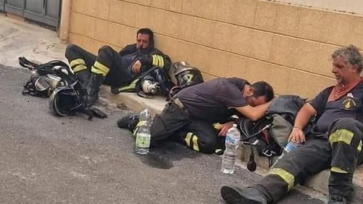 poza-virala--imaginea-pompierilor-epuizati-din-carlentini--simbolul-luptei-impotriva-incendiilor-din-sicilia