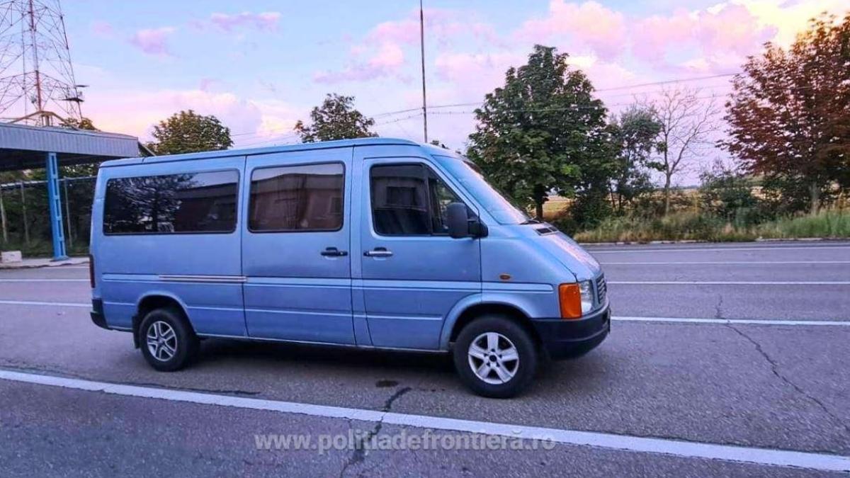 un-microbuz-si-o-aututilitara--in-drum-spre-italia-si-franta--oprite-la-vama--politistii-au-inmarmurit-cand-au-deschis-cutiile-transportate