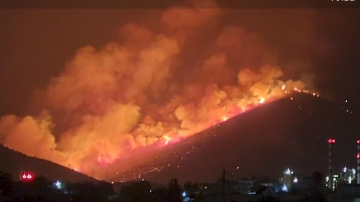 o-insula-greceasca--preferata-de-romani--cuprinsa-de-flacari--incendiul-a-fost-provocat-din-greseala-de-un-batran