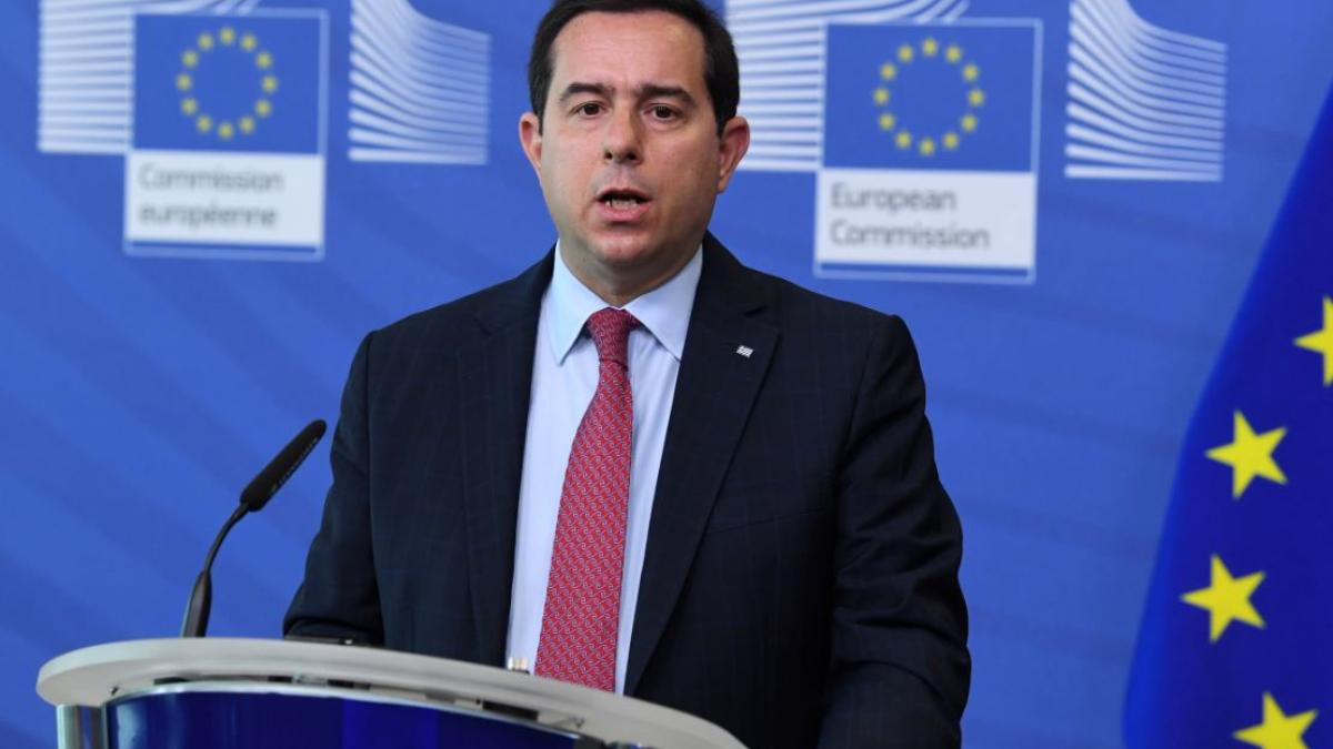 un-ministru-grec--care-se-relaxa-la-plaja--in-timp-ce-incendiile-faceau-ravagii-in-grecia--si-a-dat-demisia