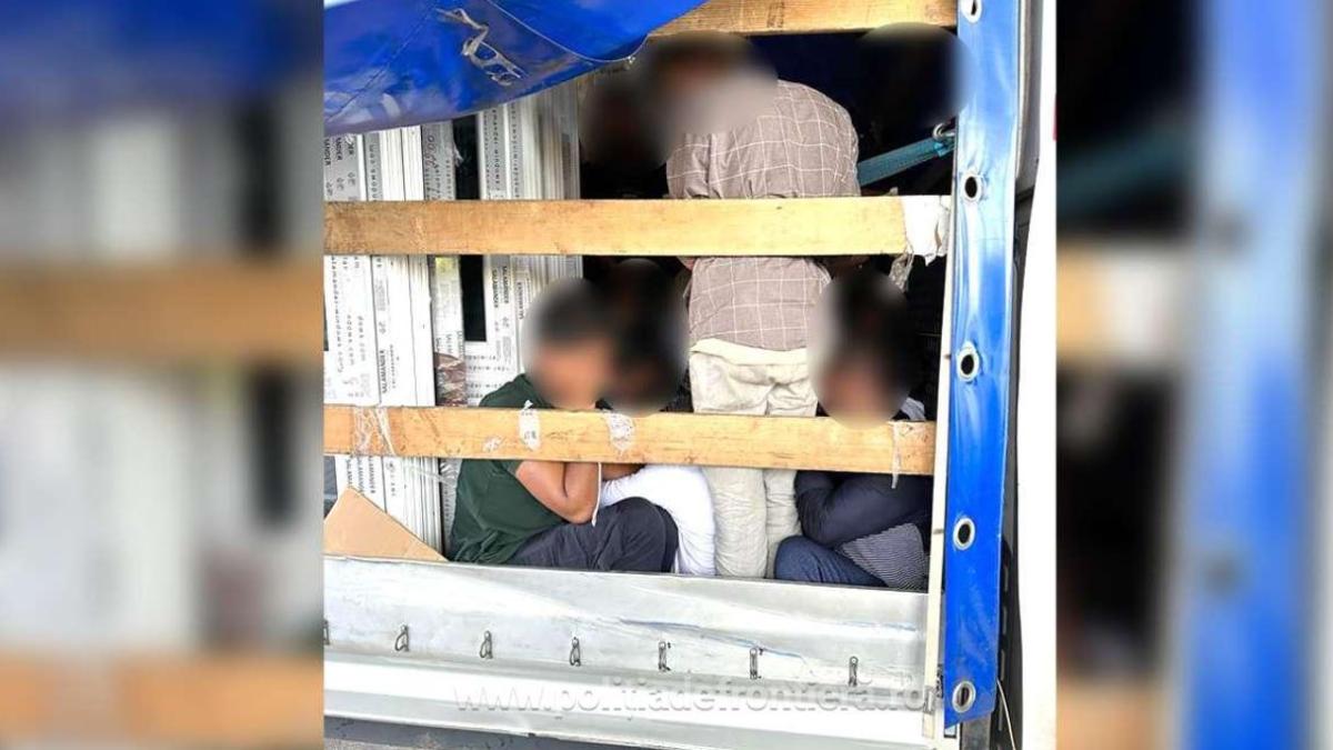 cetateni-straini--ascunsi-intr-un-tir-printre-profiluri-de-termopan--depistati-in-vama-cenad