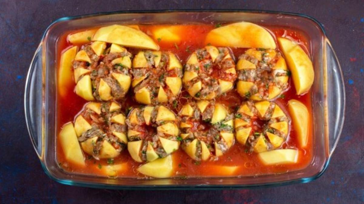 cartofi-umpluti-cu-carne-tocata--o-mancare-potrivita-pentru-pranz--cina-si-masa-festiva