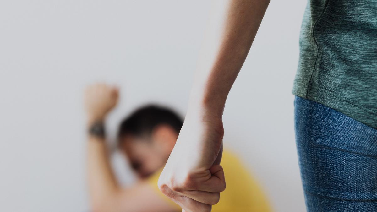 femeie-agresiva-nervoasa-romanca-batausa