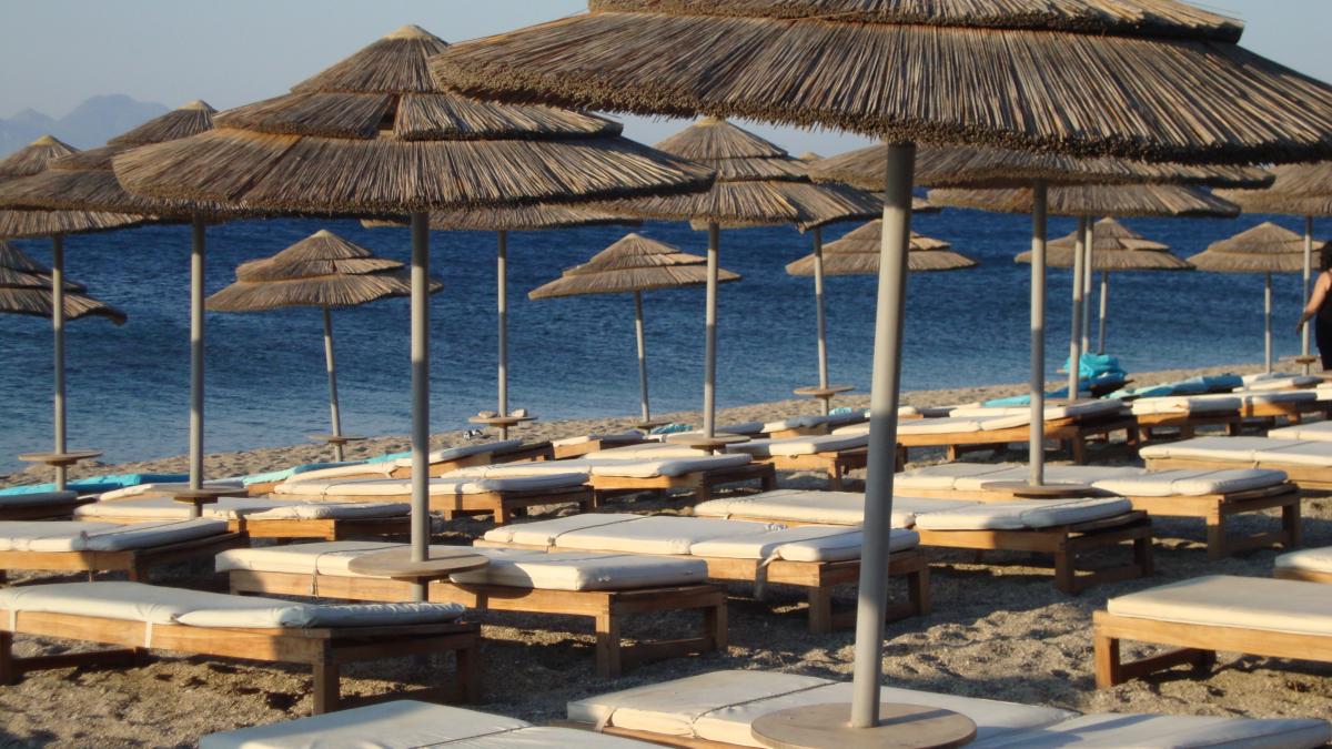 plaje-grecia-sezlonguri