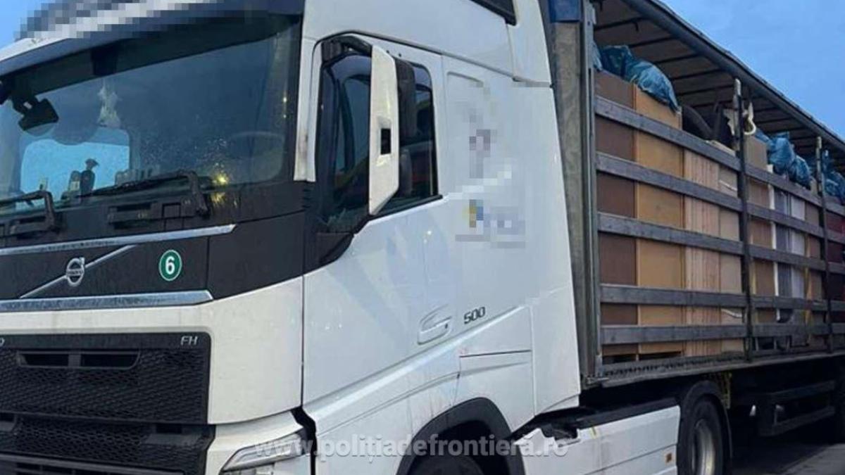 doua-camioane--in-drum-spre-ucraina--au-ramas-fara-toata-marfa-in-vama-isaccea